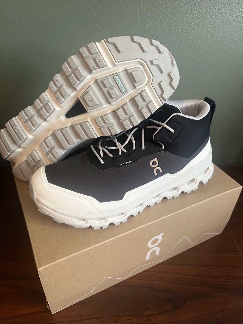 On Cloudhero Mid Waterproof 5 youth/Women’s 6.5 NIB